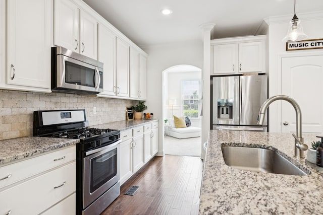 1074 Cantwell Pl, Spring Hill, TN 37174 - kitchen with appliances with stainless steel finishes, a sink, white cabinets, dark wood-style flooring, and recessed lighting