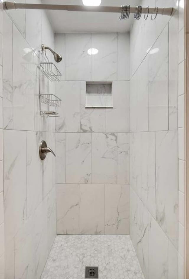 380 Station Dr, Waverly, TN 37185 - full bath featuring tiled shower