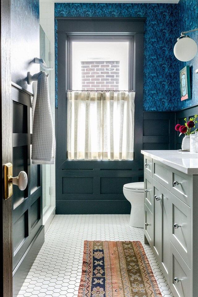 1400 Linden Ave, Nashville, TN 37212 - bathroom featuring wallpapered walls, toilet, and vanity