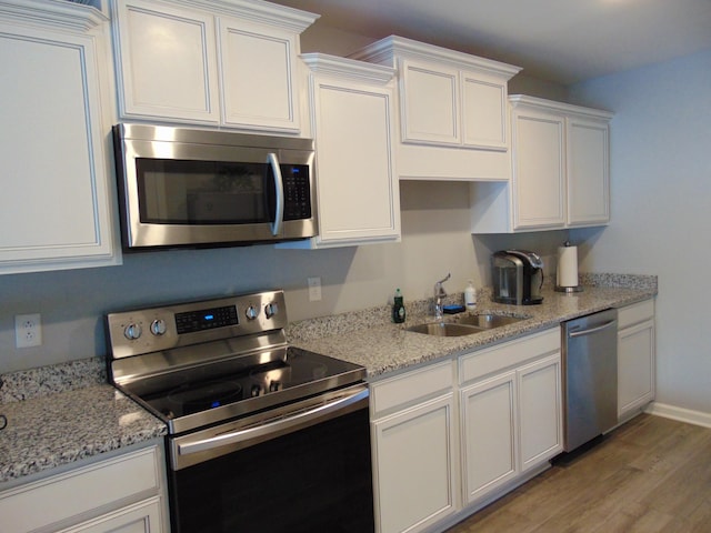 1920 Alysheba Run, Murfreesboro, TN 37128 - kitchen with stainless steel appliances, a sink, light wood finished floors, and white cabinets
