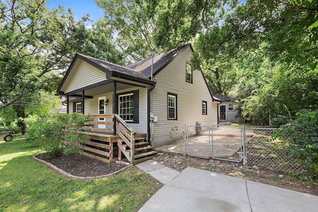 2614 Flamingo Dr, Nashville, TN 37207 - view of front of home with covered porch and a gate