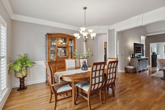 1926 Cliffview Ct, Murfreesboro, TN 37128 - dining room featuring light wood-type flooring, a chandelier, crown molding, and a wainscoted wall