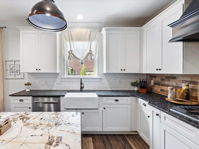 3005 Langston Pl, Spring Hill, TN 37174 - kitchen featuring appliances with stainless steel finishes, a sink, exhaust hood, and white cabinetry