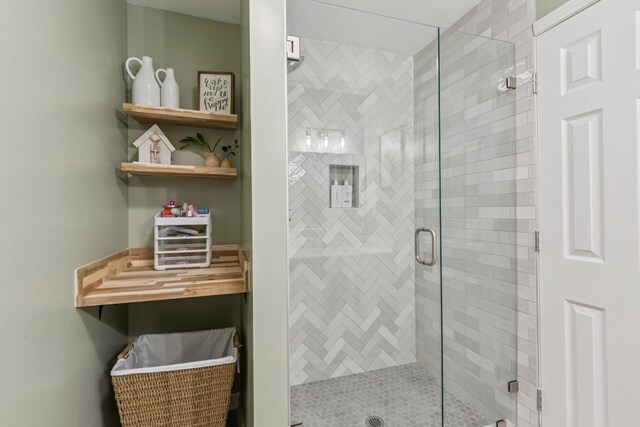 307 S Hummingbird Ln, Dickson, TN 37055 - bathroom featuring a stall shower
