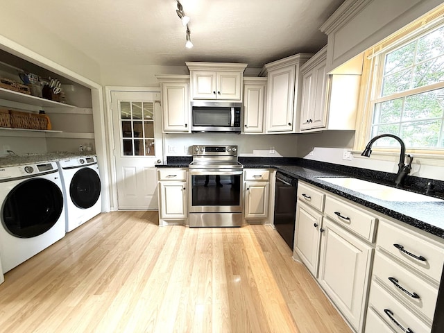 512 Riverview Dr, Franklin, TN 37064 - kitchen with stainless steel appliances, independent washer and dryer, a sink, and light wood-style floors