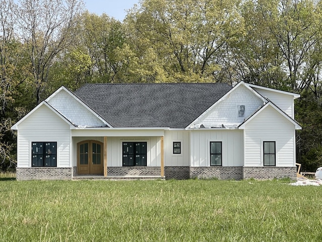 933 Ovoca Lake Rd, Tullahoma, TN 37388 - modern inspired farmhouse featuring board and batten siding, a front yard, brick siding, and roof with shingles