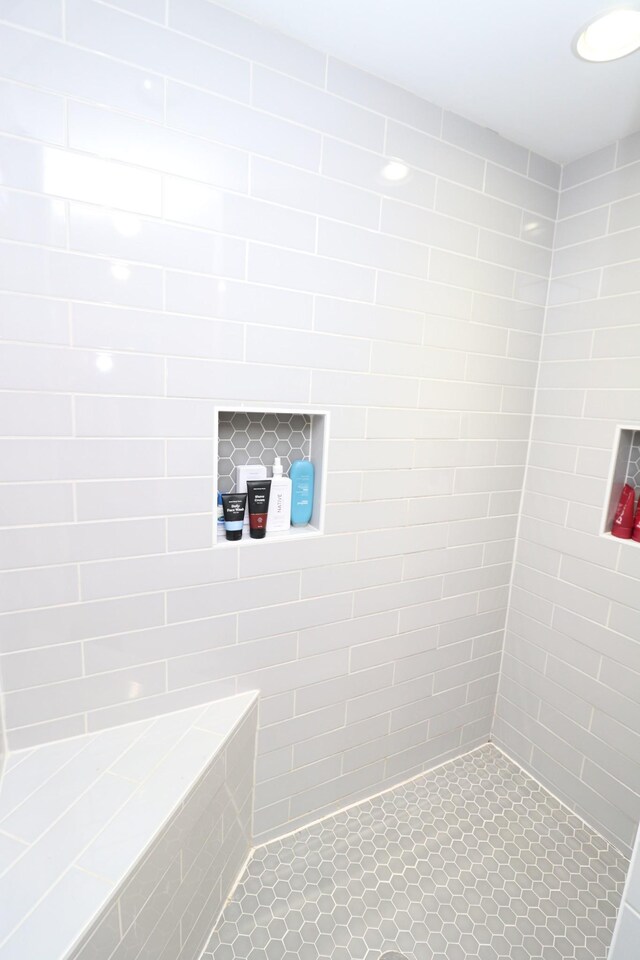 214 Miller Rd, Lafayette, TN 37083 - full bath featuring tiled shower