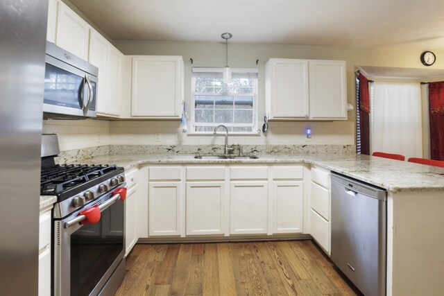 304 Baronswood Dr, Nolensville, TN 37135 - kitchen with stainless steel appliances, a sink, a peninsula, and backsplash