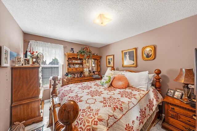 2890 Nance Bend Rd, Clifton, TN 38425 - carpeted bedroom featuring a textured ceiling