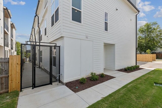 206G N 9th St, Nashville, TN 37206 - view of side of property featuring a gate