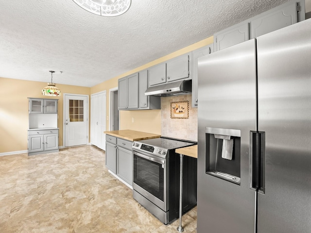 1611 Lincoln St W, Tullahoma, TN 37388 - kitchen featuring appliances with stainless steel finishes, under cabinet range hood, gray cabinets, decorative backsplash, and a textured ceiling