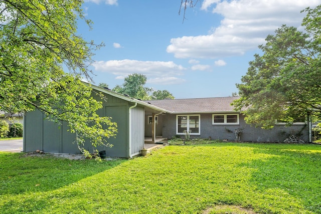 1306 Maymont Dr, Murfreesboro, TN 37130 - back of property featuring a lawn