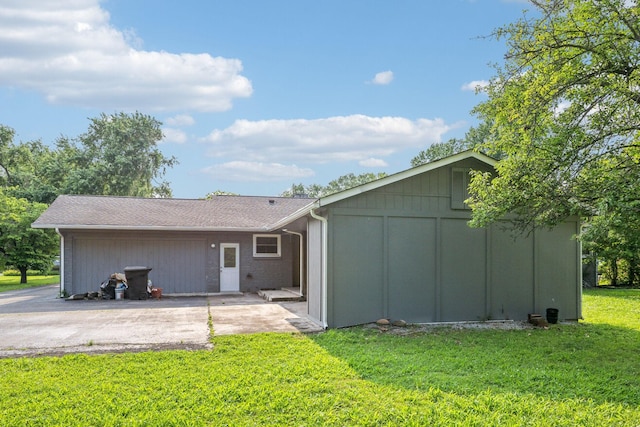 1306 Maymont Dr, Murfreesboro, TN 37130 - rear view of property with a yard