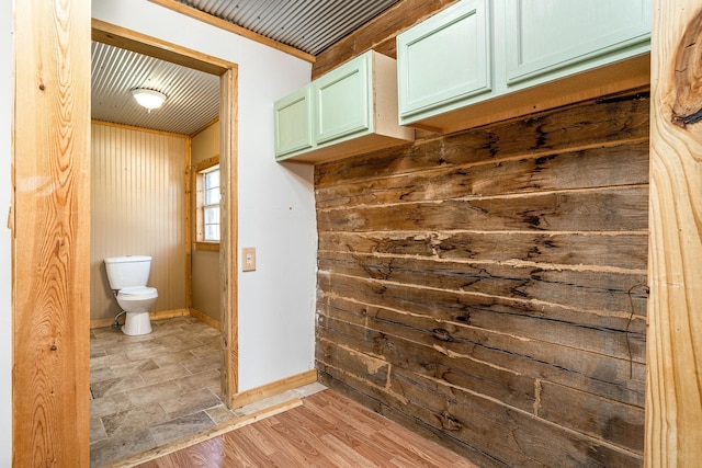 6720 Parker Rd, Lyles, TN 37098 - bathroom featuring toilet, baseboards, and stone finish flooring