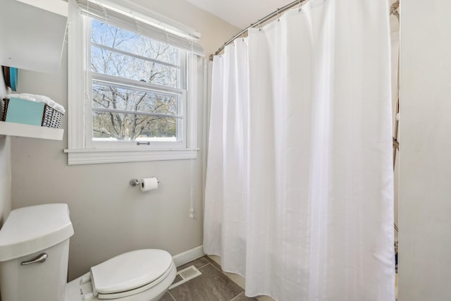 214 Glenn Ave, Gallatin, TN 37066 - full bath featuring toilet, plenty of natural light, baseboards, and a shower with curtain