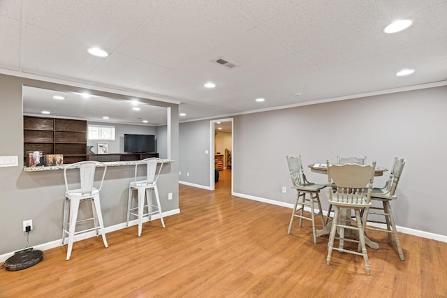 842 Shun Pike, Cottontown, TN 37048 - dining area with wood finished floors, bar area, baseboards, and recessed lighting