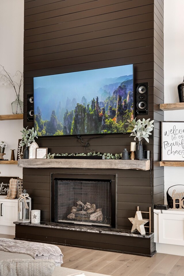 407 Hogans Branch Rd, Goodlettsville, TN 37072 - detailed view of a fireplace and wood finished floors