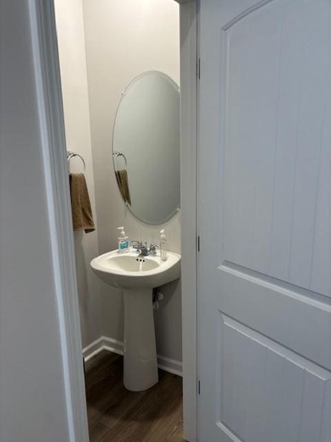 1217 Mason Dl, Columbia, TN 38401 - bathroom with wood finished floors, baseboards, and a sink