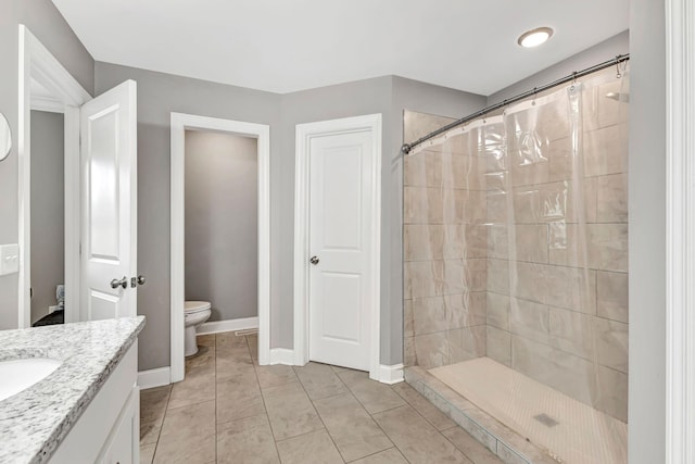 4717 Lunns Store Rd, Chapel Hill, TN 37034 - bathroom featuring toilet, vanity, tiled shower, and baseboards