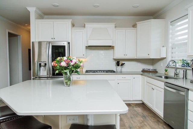 213 Rosemary Way, Mount Juliet, TN 37122 - kitchen with stainless steel appliances, a sink, custom range hood, a kitchen bar, and light wood finished floors
