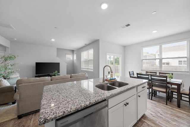 148 Victory Cir, Ashland City, TN 37015 - kitchen featuring stainless steel dishwasher, a sink, a kitchen island with sink, light wood finished floors, and recessed lighting