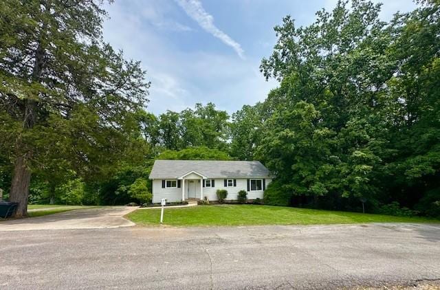 807 Poplar Dr, Centerville, TN 37033 - ranch-style house with driveway and a front yard