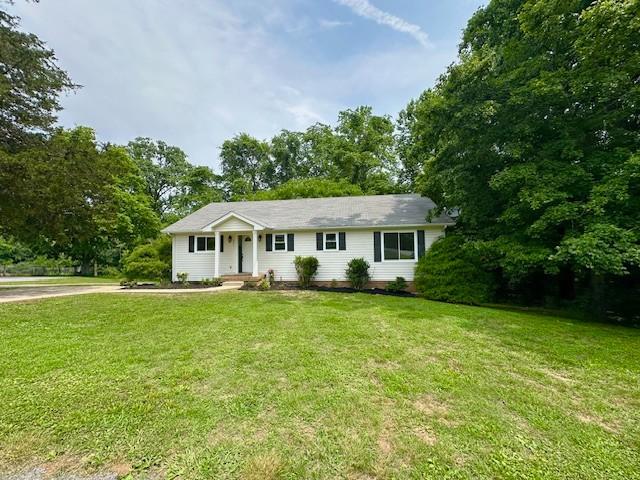 807 Poplar Dr, Centerville, TN 37033 - ranch-style home featuring a front yard and view of scattered trees