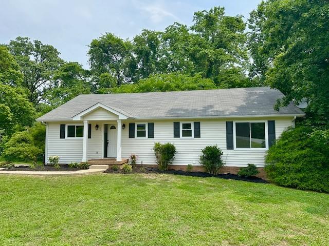 807 Poplar Dr, Centerville, TN 37033 - single story home featuring a front yard