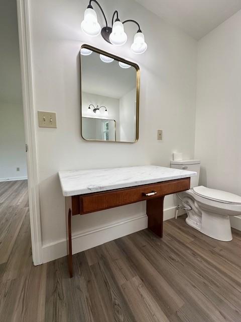 807 Poplar Dr, Centerville, TN 37033 - bathroom with wood finished floors, toilet, vanity, and baseboards