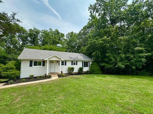 807 Poplar Dr, Centerville, TN 37033 - ranch-style home featuring a front yard
