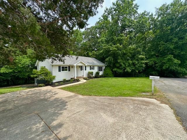 807 Poplar Dr, Centerville, TN 37033 - ranch-style house featuring a front lawn and driveway