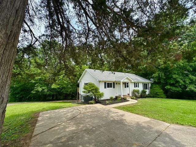 807 Poplar Dr, Centerville, TN 37033 - ranch-style home with a front lawn