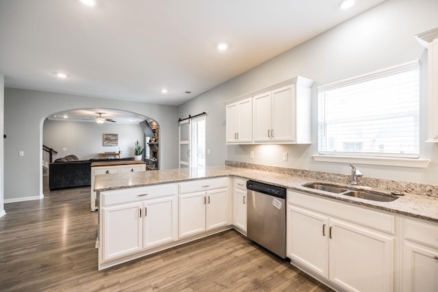 1110 Colonel Reuben Searcy Ct, Murfreesboro, TN 37129 - kitchen with stainless steel dishwasher, a sink, a peninsula, arched walkways, and ceiling fan