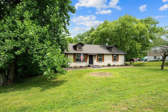 109 Hazelwood Dr, Hendersonville, TN 37075 - cape cod home featuring a front lawn and a shingled roof