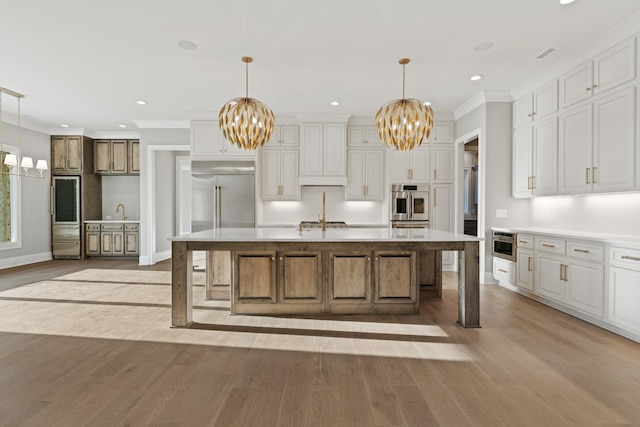 724 Bradshaw Rd, Lebanon, TN 37087 - kitchen featuring a chandelier, light wood-style flooring, stainless steel appliances, a large island, and white cabinets