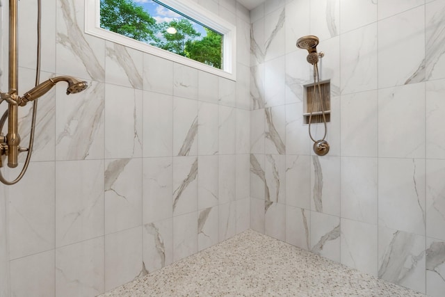 724 Bradshaw Rd, Lebanon, TN 37087 - full bathroom featuring tiled shower