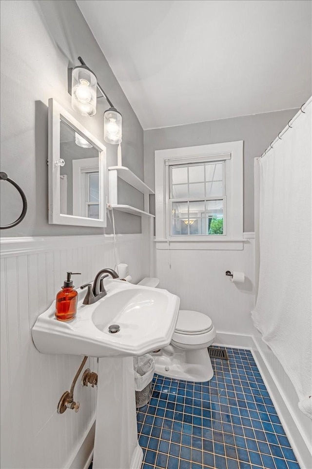 256 Tanksley Ave, Nashville, TN 37211 - full bathroom featuring toilet, tile patterned flooring, wainscoting, and a shower with curtain