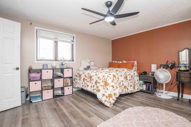 813 Stiner Ln, La Follette, TN 37766 - bedroom featuring wood finished floors, baseboards, and ceiling fan