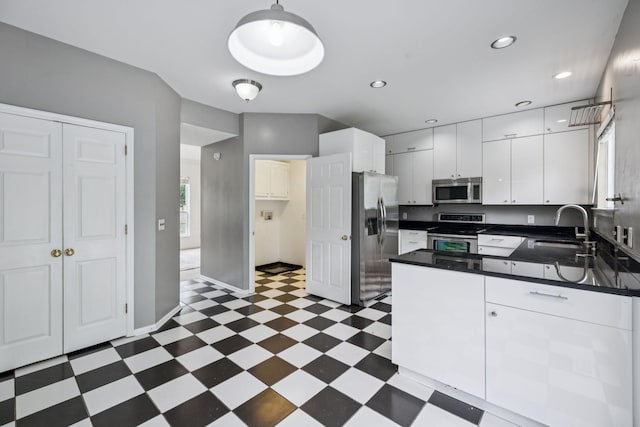 205 Caneel Cv, Hermitage, TN 37076 - kitchen featuring appliances with stainless steel finishes, a sink, tile patterned floors, dark countertops, and a peninsula