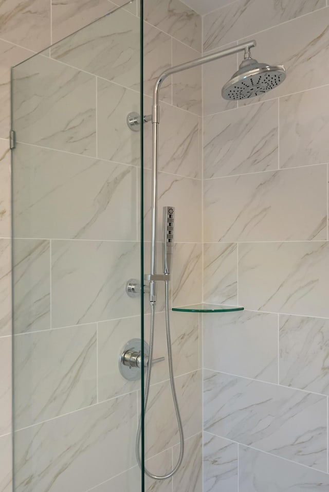 621 Live Life Ln, Nashville, TN 37207 - full bath with a tile shower