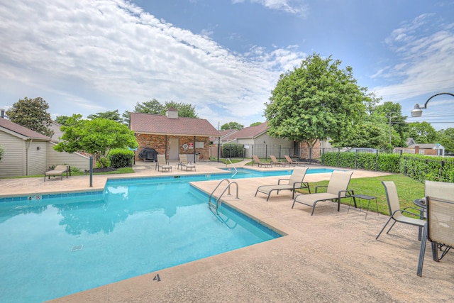 302 Laurel Hill Dr, Old Hickory, TN 37138 - community pool with a patio area and area for grilling