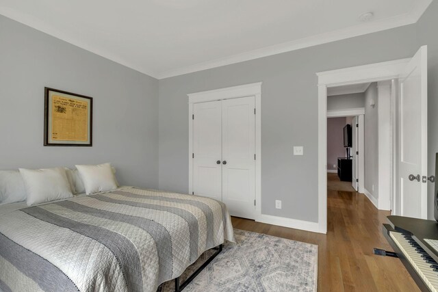 2732 Cherrydale Dr, Lebanon, TN 37087 - bedroom featuring wood finished floors, a closet, baseboards, and crown molding
