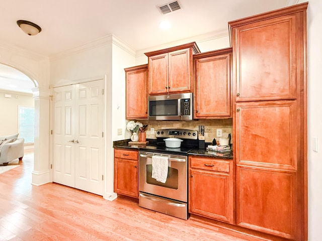 2138 Cason Ln, Murfreesboro, TN 37128 - kitchen with stainless steel appliances, arched walkways, light wood finished floors, ornamental molding, and backsplash