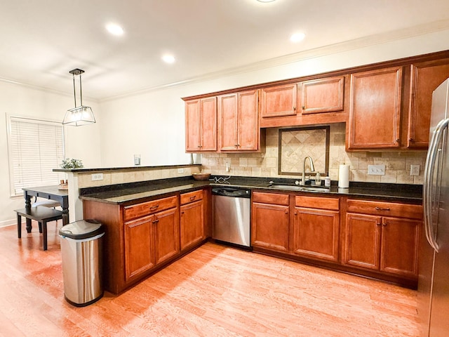 2138 Cason Ln, Murfreesboro, TN 37128 - kitchen with stainless steel appliances, a sink, a peninsula, light wood-style floors, and ornamental molding