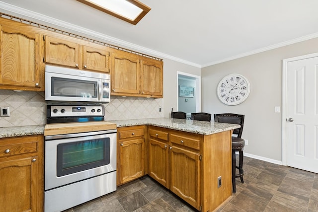 2118 Winthorne Ln, Murfreesboro, TN 37129 - kitchen featuring appliances with stainless steel finishes, ornamental molding, a breakfast bar, a peninsula, and decorative backsplash