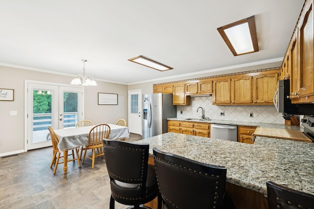 2118 Winthorne Ln, Murfreesboro, TN 37129 - kitchen featuring stainless steel appliances, ornamental molding, a sink, a peninsula, and backsplash