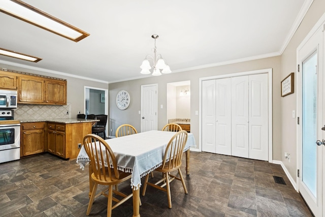 2118 Winthorne Ln, Murfreesboro, TN 37129 - dining room featuring stone finish floors, ornamental molding, a chandelier, and baseboards