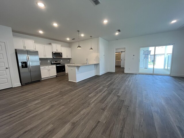 1075 Wrights Mill Rd Unit H-6, Spring Hill, TN 37174 - kitchen featuring stainless steel appliances, a peninsula, dark wood-style flooring, baseboards, and recessed lighting