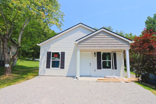 174 Dale St, Red Boiling Springs, TN 37150 - bungalow-style home with a porch, gravel driveway, and a front lawn