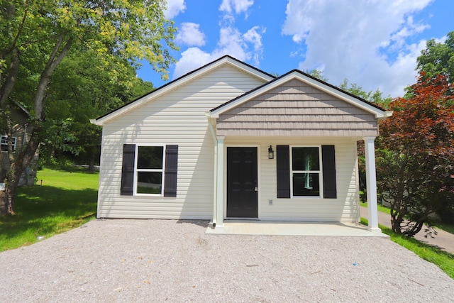 174 Dale St, Red Boiling Springs, TN 37150 - bungalow-style house featuring a porch, a front yard, and gravel driveway